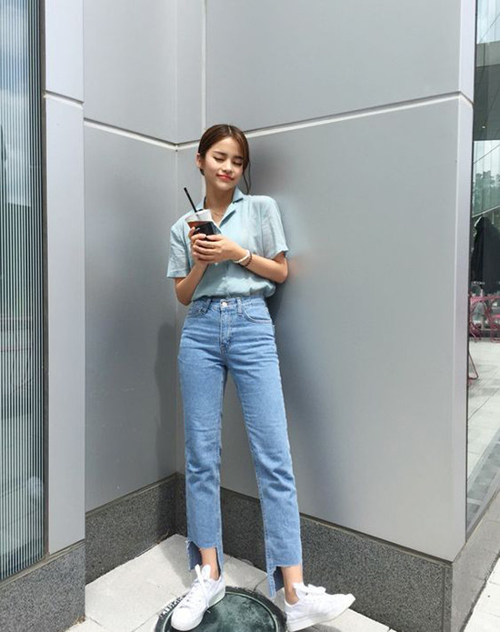  Sơ mi cổ vest, sơ mi thiết kế trên các chất liệu vải thô, vải linen cũng là trang phục lên ngôi ở mùa hè năm nay.