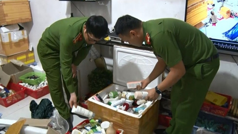 Tại hiện trường là hàng chục ngàn lọ mỹ phẩm giả chuẩn bị tuồn ra thị trường. Tại hiện trường là hàng chục ngàn lọ mỹ phẩm giả chuẩn bị tuồn ra thị trường.