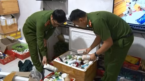 Tại hiện trường là hàng chục ngàn lọ mỹ phẩm giả chuẩn bị tuồn ra thị trường.