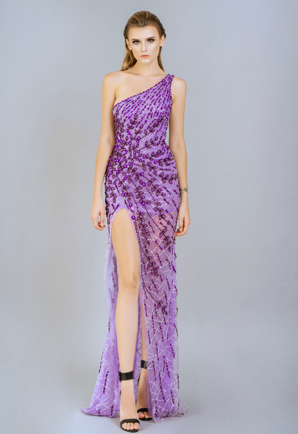 Những thiết kế dạ hội lấp lánh với chất liệu được chọn lọc, cùng kỹ thuật thêu và đính họa tiết tinh xảo nhưng không lơ là phần phom dáng.