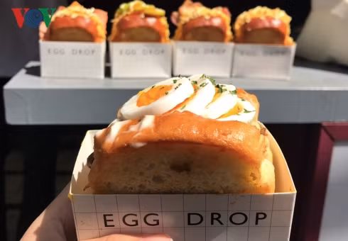 Đừng quên mang kèm theo một số đồ ăn thức uống lót dạ khi đi picnic ngắm hoa như kimbap, burger hoặc bánh mỳ trứng kiểu Hàn để có những trải nghiệm trọn vẹn nhất. 