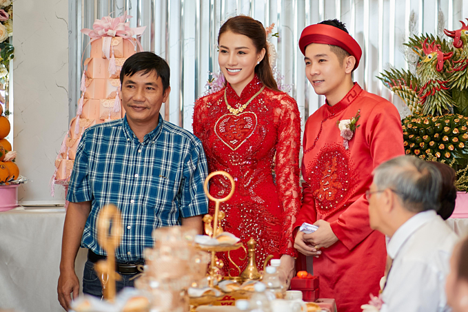 Cặp đôi cùng diện áo dài đỏ nổi bật trong ngày vui trọng đại. Chia sẻ với Ngoisao.net trước đó, Lê Hà cho biết vợ chồng cô quen nhau hơn hai năm và vượt qua nhiều sóng gió, trong đó có chuyện gia đình ngăn cấm. 'Chúng tôi luôn hướng về gia đình, yêu thương con cái và chung sở thích đi du lịch. Do đó, cả hai đều dễ dàng bị thu hút và tâm đầu ý hợp với nhau trong mọi việc'.