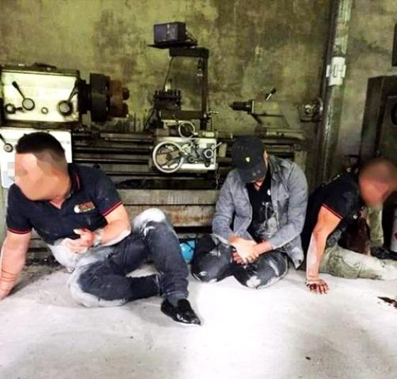 Nhóm đòi nợ thuê bị chủ nợ đánh tơi tả ở Đông Triều, Quảng Ninh (ảnh cắt từ clip) Nhóm đòi nợ thuê bị chủ nợ đánh tơi tả ở Đông Triều, Quảng Ninh (ảnh cắt từ clip)