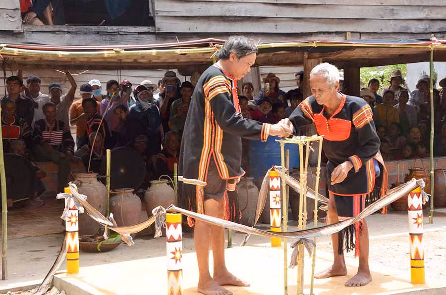  Thầy cúng Ksor Lơl (làng Rbai B, xã Ia Piar) thực hiện cúng cầu mưa Yang Ơi Đai. Ảnh: Đ.P