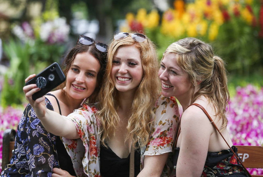  Nhóm bạn của chị Brooklynn đến từ Canada và Australia cùng nhau lưu giữa khoảnh khắc tại công viên Tao Đàn.