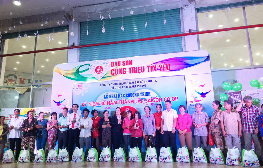 Tặng quà cho các hộ gia đình chính sách khó khan phường Hoa Lư. Ảnh: Vũ Thảo