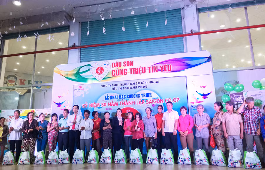 Tặng quà cho các hộ gia đình chính sách khó khan phường Hoa Lư. Ảnh: Vũ Thảo