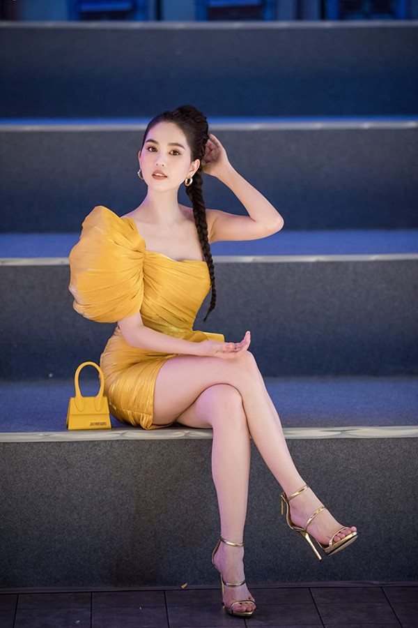  Chiếc túi mini Le Sac Chiquito của Jacquemus trị giá khoảng 12 triệu đồng được các ngôi sao thế giới yêu thích cũng được Ngọc Trinh 'tậu về' để tô điểm cho phong cách tiệc tùng.