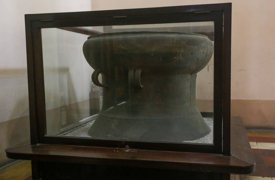 Trong đền còn trưng bày mô hình hai trống đồng có niên đại cách đây khoảng 2.500 năm Trong đền còn trưng bày mô hình hai trống đồng có niên đại cách đây khoảng 2.500 năm