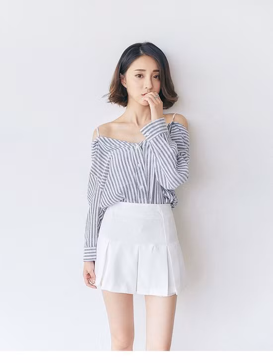  Áo trễ vai đi kèm các kiểu hai dây cũng là trang phục được yêu thích ở mùa hè năm nay. 