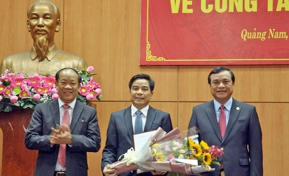 Ông Phan Việt Cường và Đinh Văn Thu trao quyết định chuẩn y, tặng hoa chúc mừng ông Lê Văn Dũng Ông Phan Việt Cường và Đinh Văn Thu trao quyết định chuẩn y, tặng hoa chúc mừng ông Lê Văn Dũng