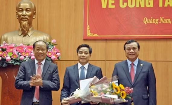 Ông Phan Việt Cường và Đinh Văn Thu trao quyết định chuẩn y, tặng hoa chúc mừng ông Lê Văn Dũng