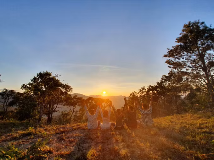 Chuẩn bị nhiều thứ nhưng trải nghiệm bạn sẽ có rất xứng đáng, ví dụ như cảnh ngắm mặt trời mọc trên đỉnh Tà Năng. Bạn cũng sẽ ấn tượng với sự chân chất và nhiệt tình giúp đỡ của các porter người dân tộc Chu-ru, mang đến hành trình suôn sẻ.