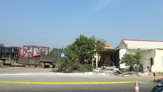 Xe Container sau va chạm đã đâm sập một phần quán và nhà người dân