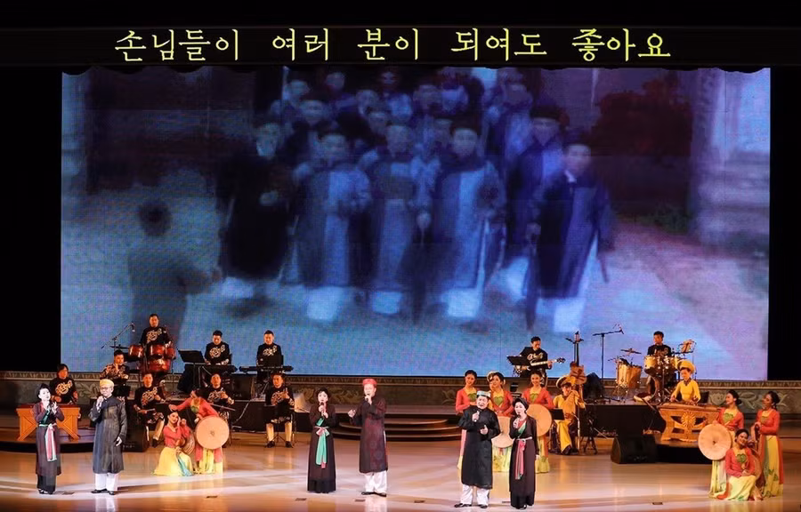 Một tiết mục biểu diễn nghệ thuật trong chương trình. (Ảnh: Phương Hoa/TTXVN)