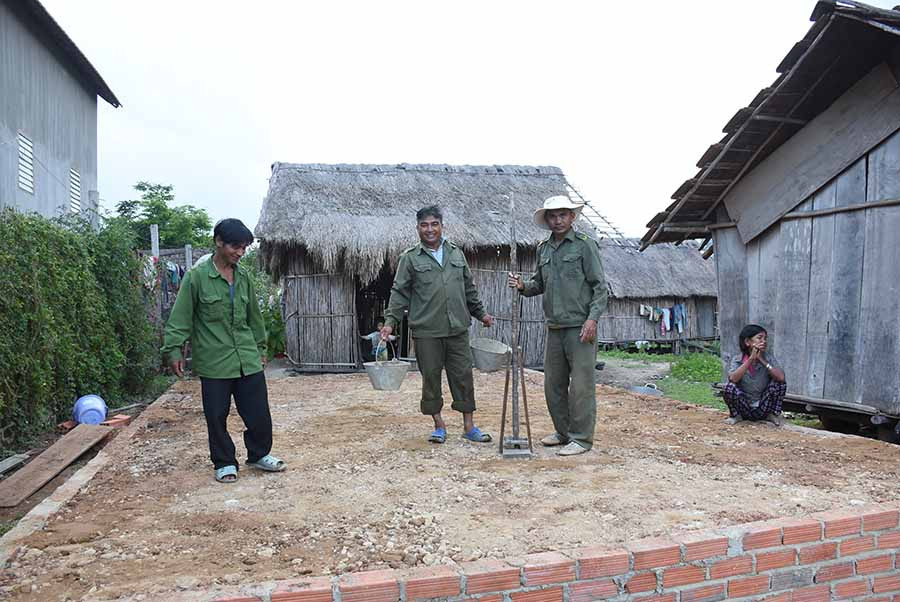 Công an xã, lực lượng dân quân hỗ trợ người dân làm nhà. Ảnh: M.N