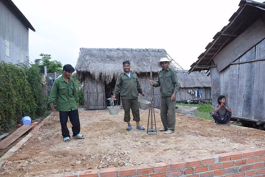 Công an xã, lực lượng dân quân hỗ trợ người dân làm nhà. Ảnh: M.N