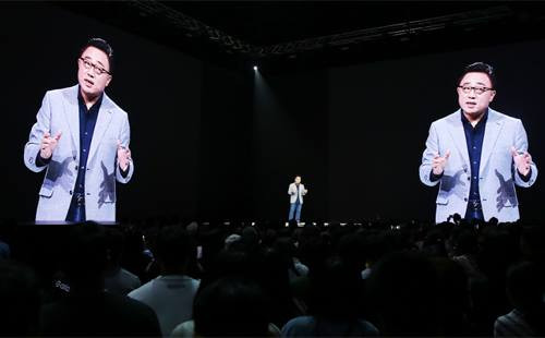 CEO Samsung chọn trang phục áo vest và quần bò để "điều hòa cho sự chênh lệch giữa các thế hệ trên 40 và từ 17 đến 39". Ảnh: Samsung. CEO Samsung chọn trang phục áo vest và quần bò để