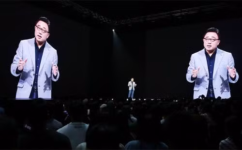 CEO Samsung chọn trang phục áo vest và quần bò để 