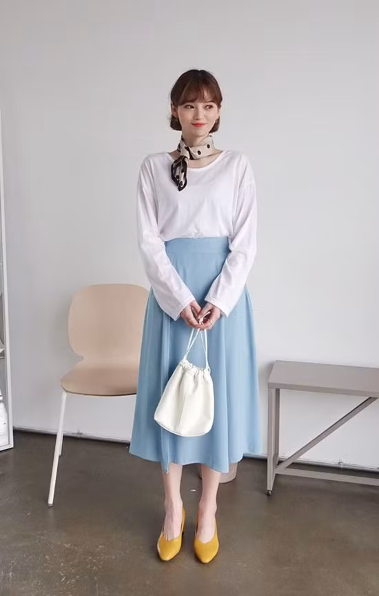  Chân váy midi vẫn là lựa chọn hàng đầu của các bạn gái Hàn Quốc vào mùa nắng. Bởi chúng dễ phối đồ và đề cao tính thoáng mát cho người sử dụng.