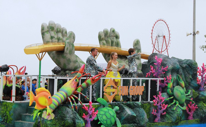 Ngoài các điệu nhảy, điệu múa ấn tượng, lễ hội Carnival đường phố còn có 3 chiếc xe diễu hành được trang trí rất bắt bắt, với các biểu tượng du lịch nổ tiếng như Bà Nà Hills ở Đà Nẵng, Vịnh Hà Lọng ở Quảng Ninh...