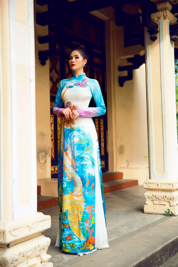  Khi làm mẫu cho bộ sưu tập của NTK Tommy Nguyễn, Á hậu làm việc rất chuyên nghiệp, tạo dáng kiêu sa trước khung cảnh của đền thờ vua Hùng. 