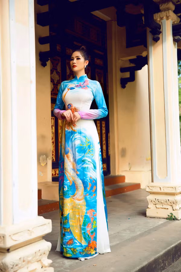  Khi làm mẫu cho bộ sưu tập của NTK Tommy Nguyễn, Á hậu làm việc rất chuyên nghiệp, tạo dáng kiêu sa trước khung cảnh của đền thờ vua Hùng. 