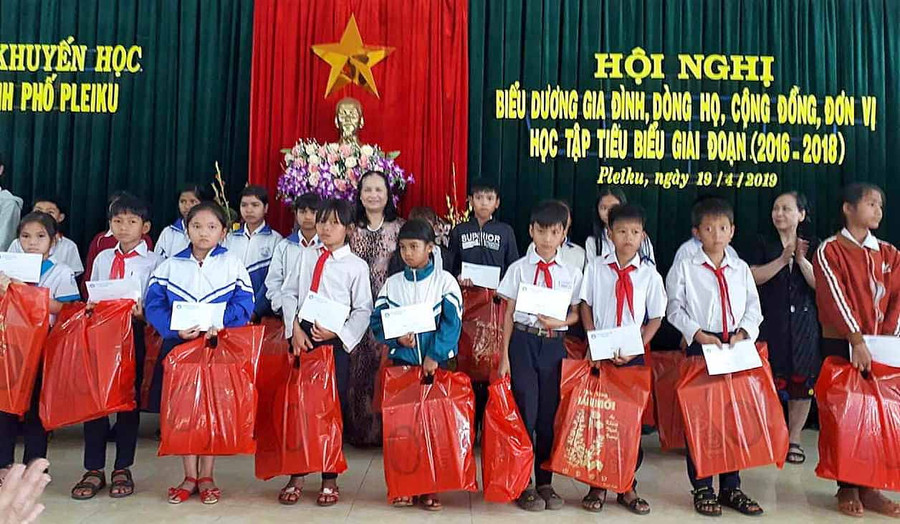 Tặng học bổng cho 50 học sinh nghèo hiếu học của thành phố Pleiku. Ảnh: Nguyên Bình