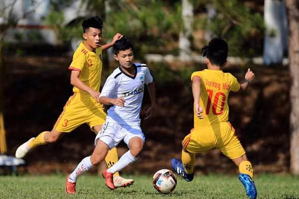 Cầu thủ U15 HA.GL (áo trắng) trong trận hòa U15 Bình Định (áo vàng). Ảnh: Minh Trần
