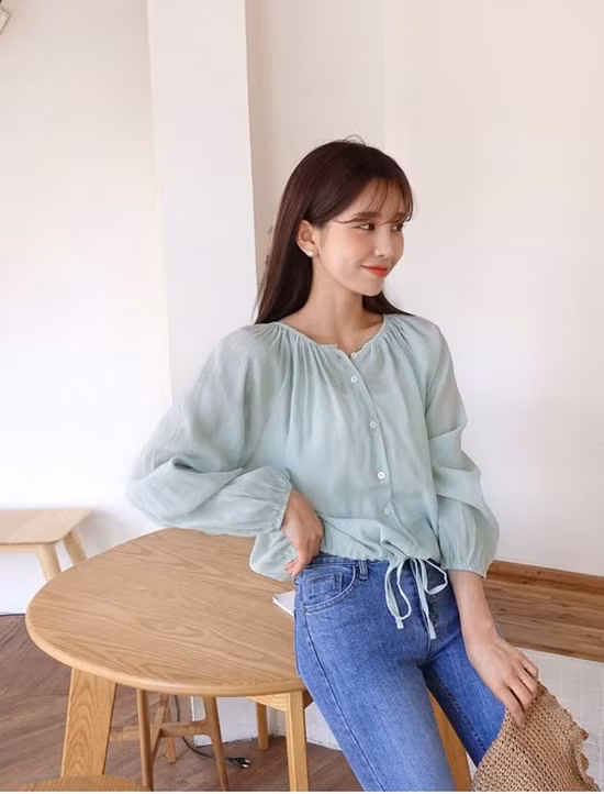  Bên cạnh sắc hồng psstel, các mẫu váy áo thiết kế trên chất liệu lụa, chiffon, voan còn được thể hiện ở bảng màu xanh cuốn hút.