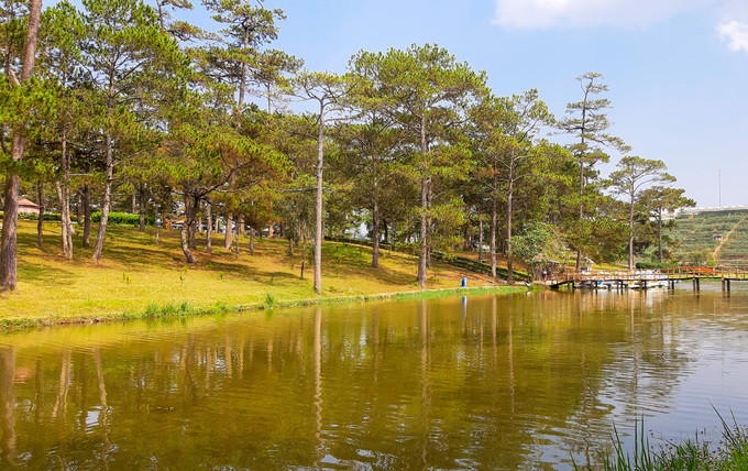 Ban đầu, hồ có tên là “Lac des Soupirs”, trong đó “lac” là hồ, còn “soupirs” là tiếng gió thổi trong rừng. Năm 1956, hồ được đổi tên thành Than Thở. Sau năm 1975, hồ lại đổi tên thành Sương Mai, nhưng người dân Đà Lạt mỗi khi nhắc đến nơi đây đều gọi là hồ Than Thở. Nên sau đó hồ được khôi phục tên cũ vào năm 1990. Ban đầu, hồ có tên là “Lac des Soupirs”, trong đó “lac” là hồ, còn “soupirs” là tiếng gió thổi trong rừng. Năm 1956, hồ được đổi tên thành Than Thở. Sau năm 1975, hồ lại đổi tên thành Sương Mai, nhưng người dân Đà Lạt mỗi khi nhắc đến nơi đây đều gọi là hồ Than Thở. Nên sau đó hồ được khôi phục tên cũ vào năm 1990.