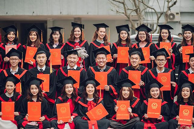  Mùa hè 2018 vừa qua, Ngân Hà đã thực hiện dự án tình nguyện kéo dài 6 tuần tại các nước châu Âu. Theo đó, cô giảng dạy tiếng Anh cho các trẻ em tại đây.