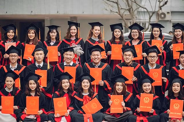  Mùa hè 2018 vừa qua, Ngân Hà đã thực hiện dự án tình nguyện kéo dài 6 tuần tại các nước châu Âu. Theo đó, cô giảng dạy tiếng Anh cho các trẻ em tại đây.