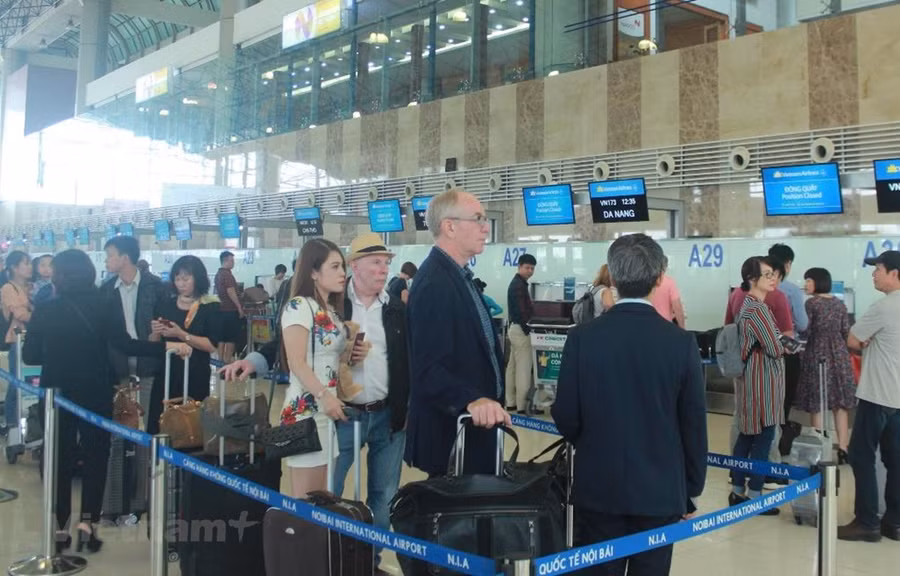 Hành khách làm thủ tục tại sân bay Nội Bài. (Ảnh: Việt Hùng/Vietnam+)