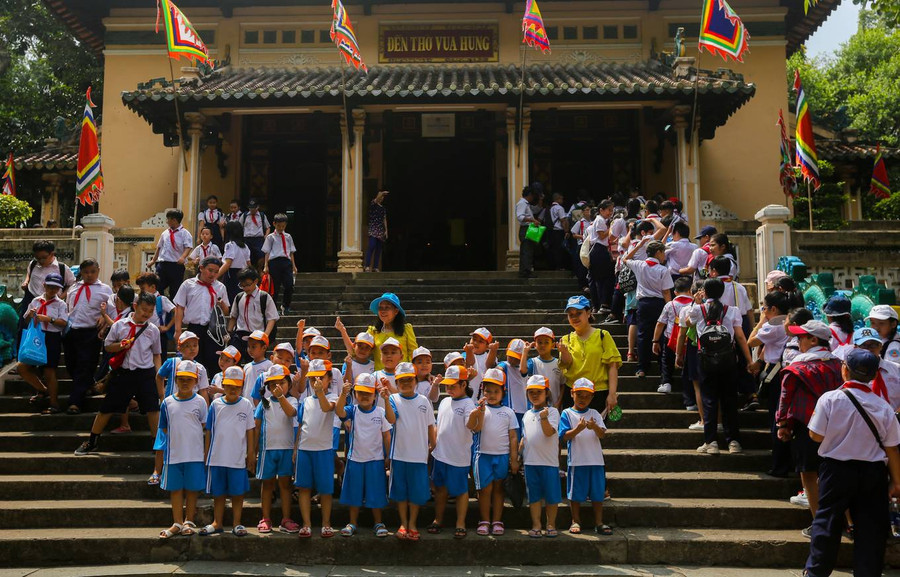 Mỗi tuần, đền mở cửa miễn phí cho khách đến thăm từ thứ 3 đến ngày chủ nhật. Ngày giỗ tổ Hùng Vương mùng 10 tháng 3 âm lịch hàng năm, ở đây đều tổ chức lễ dâng hương. Mỗi tuần, đền mở cửa miễn phí cho khách đến thăm từ thứ 3 đến ngày chủ nhật. Ngày giỗ tổ Hùng Vương mùng 10 tháng 3 âm lịch hàng năm, ở đây đều tổ chức lễ dâng hương.