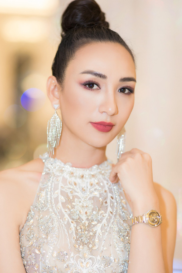 Lối trang điểm tinh tế và phụ kiện hài hòa là yếu tố quan trọng góp phần tạo nên diện mạo hoàn hảo.  Lối trang điểm tinh tế và phụ kiện hài hòa là yếu tố quan trọng góp phần tạo nên diện mạo hoàn hảo.