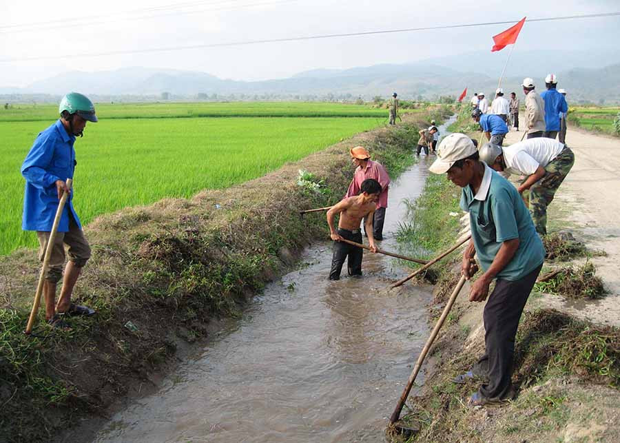  Người dân xã Ia Sao tu bổ kênh mương nội đồng. Ảnh: Đ.P