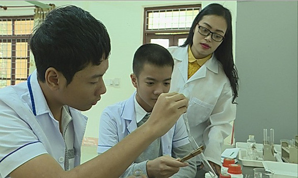 Công Thành, Lê Hoàn cùng cô giáo Mỹ Duyên (từ trái qua) trong phòng thí nghiệm của nhà trường - Ảnh: L.GIANG Công Thành, Lê Hoàn cùng cô giáo Mỹ Duyên (từ trái qua) trong phòng thí nghiệm của nhà trường - Ảnh: L.GIANG