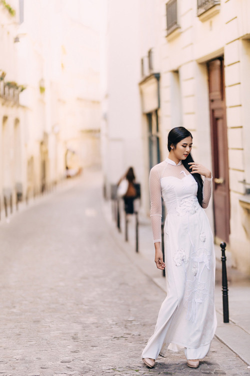 Họa tiết hoa sen trắng giúp khắc họa nét đẹp tinh khôi, thanh tú của nàng dâu mới. Bộ ảnh tại Pháp được thực hiện với sự hỗ trợ của Hoa hậu Ngọc Hân, nhiếp ảnh: Huy Phạm. Họa tiết hoa sen trắng giúp khắc họa nét đẹp tinh khôi, thanh tú của nàng dâu mới. Bộ ảnh tại Pháp được thực hiện với sự hỗ trợ của Hoa hậu Ngọc Hân, nhiếp ảnh: Huy Phạm.