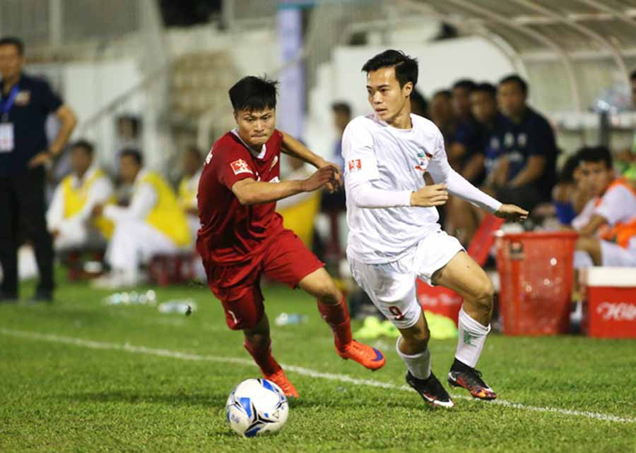  Tiền đạo Nguyễn Văn Toàn (áo trắng) là niềm hy vọng của HAGL trong trận đấu với Hải Phòng FC. Ảnh: H.T