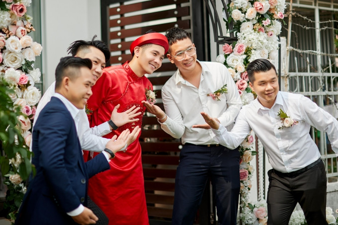  Bạn bè thân thiết chúc mừng vợ chồng Trần Hiếu trăm năm hạnh phúc. Tiệc cưới của cặp đôi sẽ tổ chức vào tối cùng ngày tại Gia Lai.