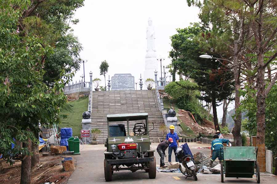 Đơn vị thi công đang khắc phục tạm thời các vị trí bị hư hỏng, sạt lở. Ảnh: G.N Đơn vị thi công đang khắc phục tạm thời các vị trí bị hư hỏng, sạt lở. Ảnh: G.N