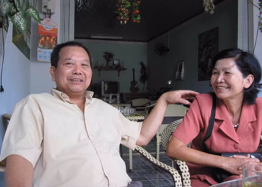 Cựu thanh niên xung phong Trần Sĩ Bình (bìa trái). Ảnh: N.T