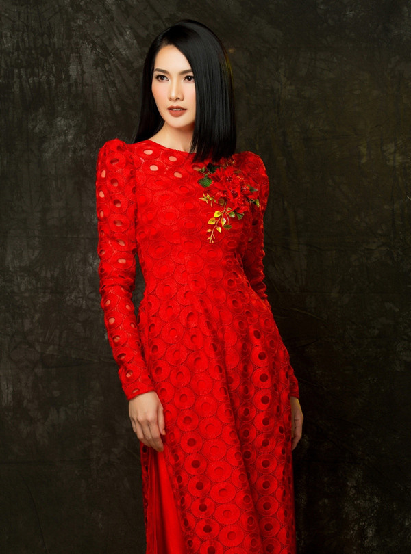  Trên nền vải ren lưới, tác giả thể hiện kỹ thuật may khéo léo và nhấn nhá chi tiết hoa 3D tỉ mỉ, tạo sự nổi bật cho người mặc.