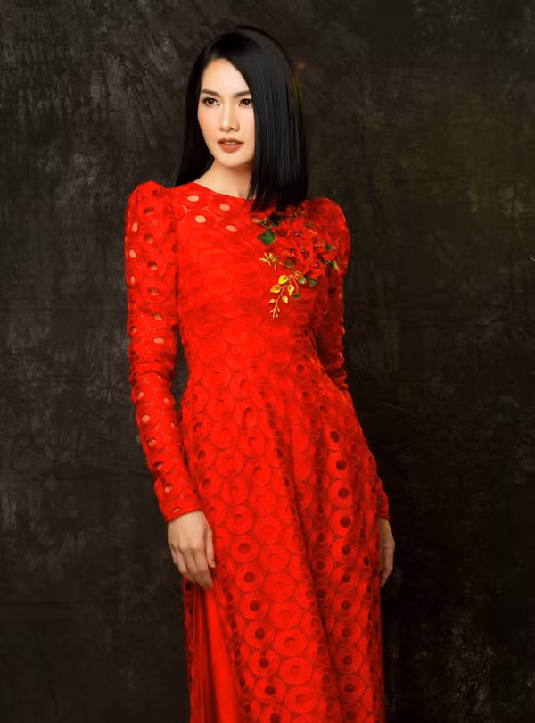  Trên nền vải ren lưới, tác giả thể hiện kỹ thuật may khéo léo và nhấn nhá chi tiết hoa 3D tỉ mỉ, tạo sự nổi bật cho người mặc.