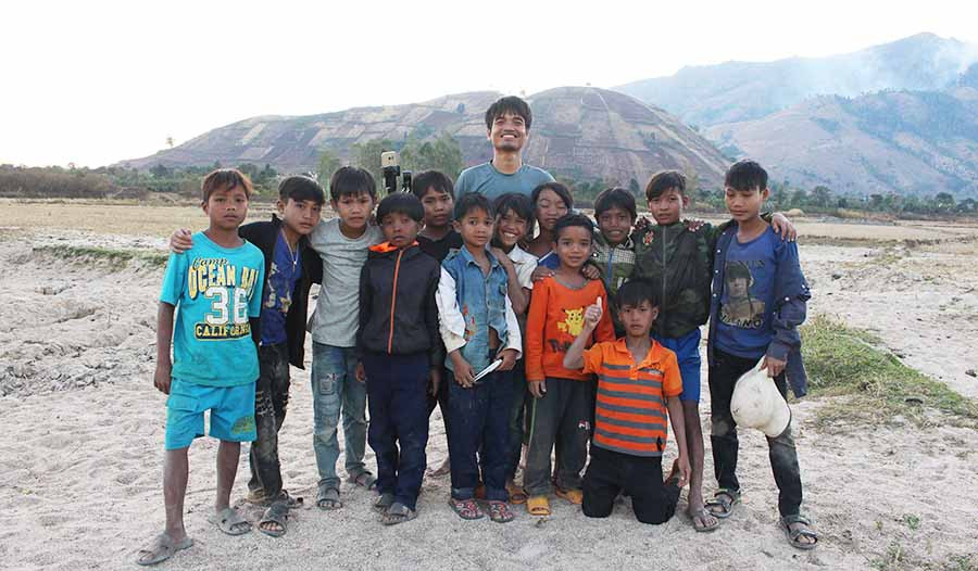  Anh Y Pyiu cùng ê kíp nhí trong làng sau khi quay xong một clip. Ảnh: P.V