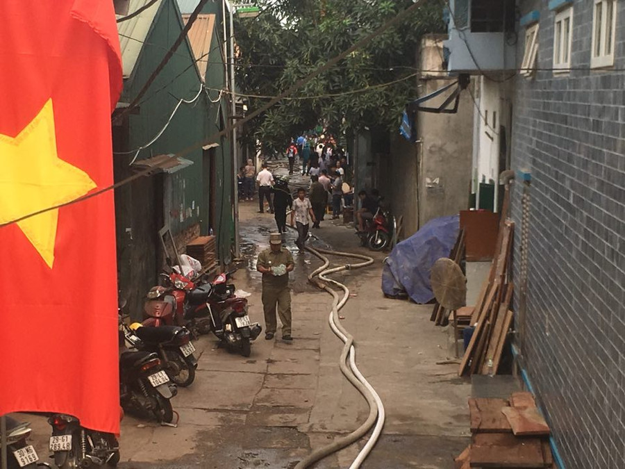 Con ngõ dẫn vào hiện trường vụ hỏa hoạn Con ngõ dẫn vào hiện trường vụ hỏa hoạn