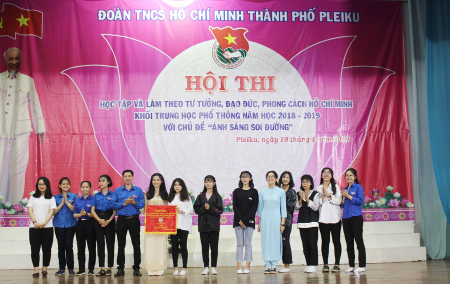 Giải nhất thuộc về Đoàn trường THPT Chuyên Hùng Vương. Ảnh: Phan Lài.