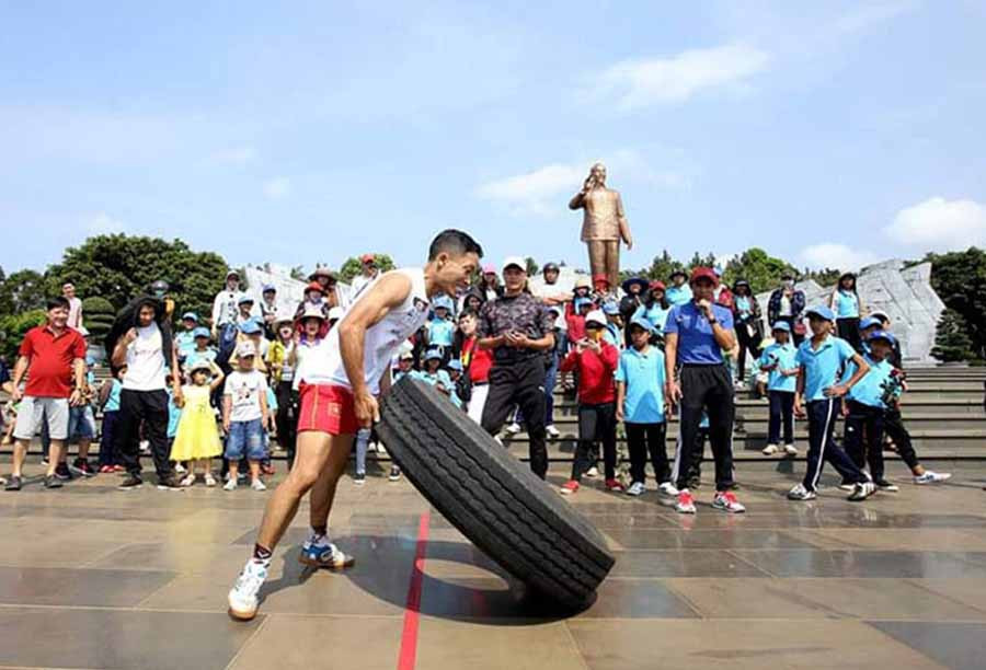  Thí sinh Lê Văn Bình tham gia phần thi lật lốp xe tại vòng loại “Không giới hạn-Sasuke Việt Nam 2019”. Ảnh: M.V