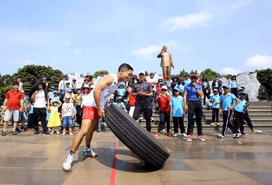  Thí sinh Lê Văn Bình tham gia phần thi lật lốp xe tại vòng loại “Không giới hạn-Sasuke Việt Nam 2019”. Ảnh: M.V